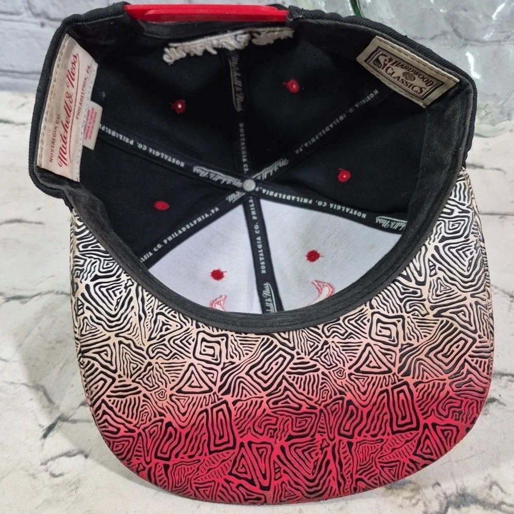 Chicago‎ Bulls Hat Cap Snap Back Black Red NBA Basketball Mitchell Ness Texture